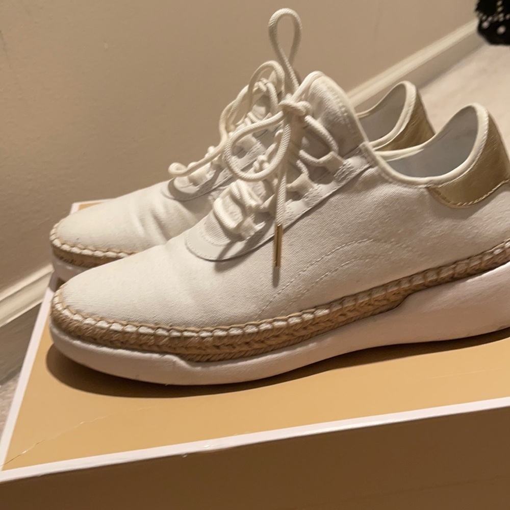 Barely worn!!! Ready to be yours!!!